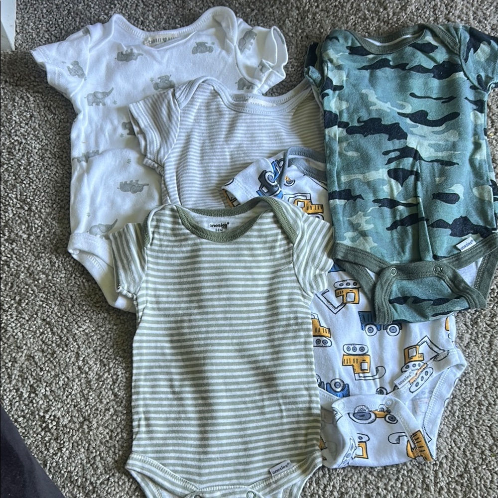Set of 5 Baby onsies in Various Patterns